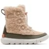 SOREL YOUTH EXPLORER COZY NOVA SAND STON 23 2 SOREL YOUTH EXPLORER COZY NOVA SAND STON 23 -WINT Snow Winkel 9 118182 youth explorer coz nova sand ston 2019571260 01